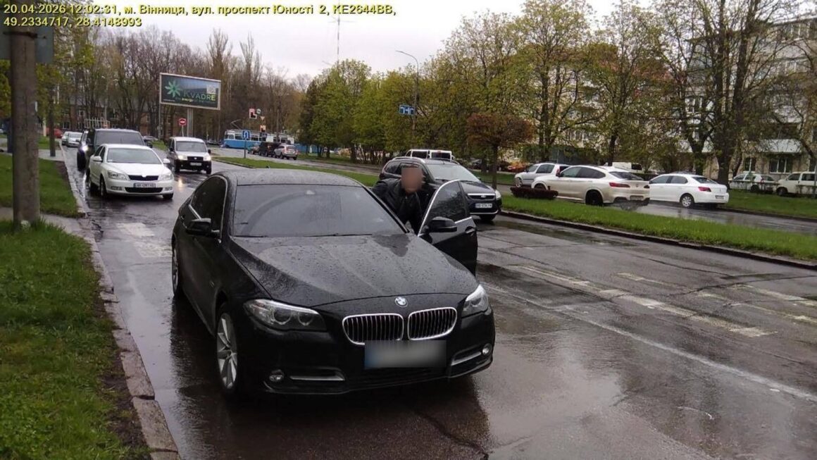 У Вінниці водій вдарив інспекторку з паркування