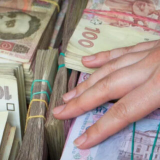 Присвоїла кошти.