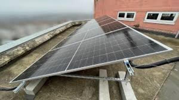 Розпочали ремонти на дахах вінницьких багатоповерхівок, де встановлять сонячні панелі