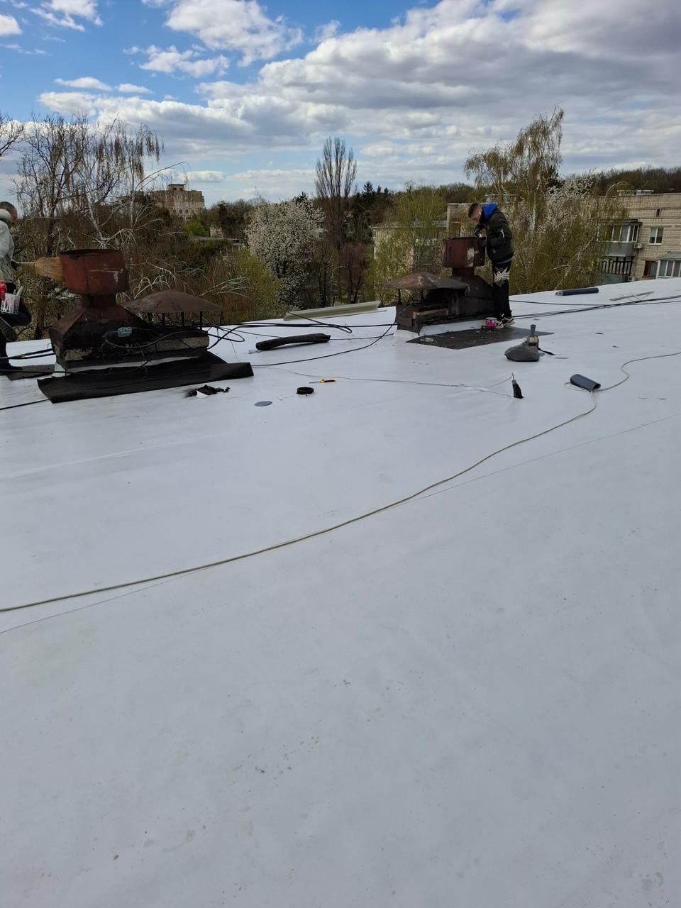 Розпочали ремонти на дахах вінницьких багатоповерхівок, де встановлять сонячні панелі