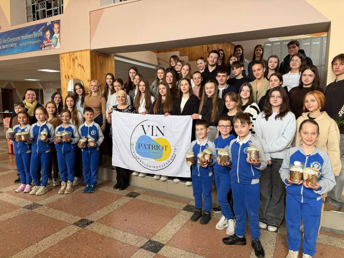 Вінницькі школярі передали великодні пакунки пораненим військовим