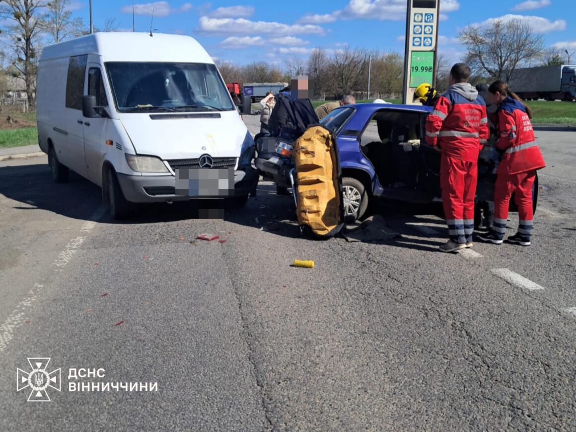 На Вінниччині під час аварії в салоні авто затисло водія та пасажирку