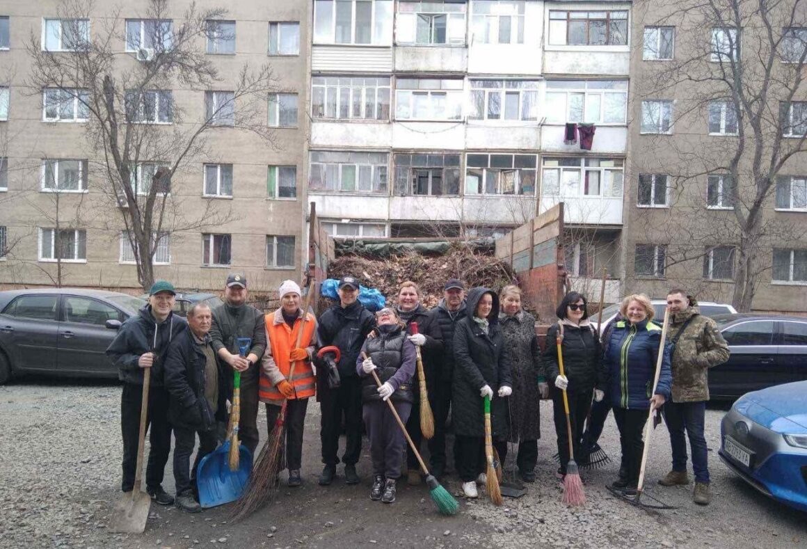 У Вінниці закінчили прибирати двори багатоповерхівок