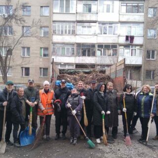 Прибрали у дворах.