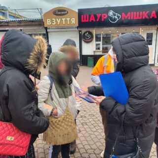 Годували людей біля "Урожаю".