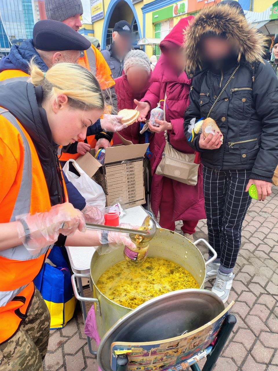 У Вінниці годували людей, які опинилися в складних життєвих обставинах