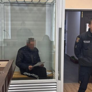 Гвалтував падчірку.