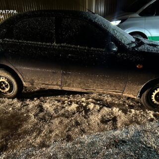 Допомогав перебратися за кордон.