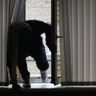 Проник через вікно.