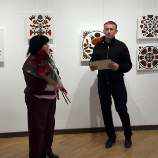 Вручають сертифікат переможцю.