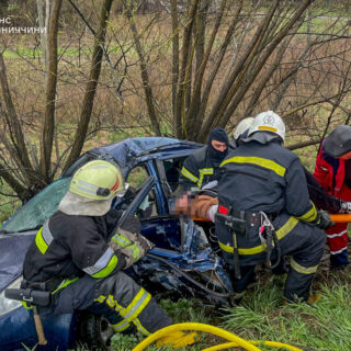 Автівка злетіла в кювет.