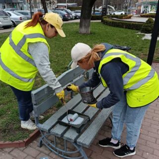 Фарбують лавки.
