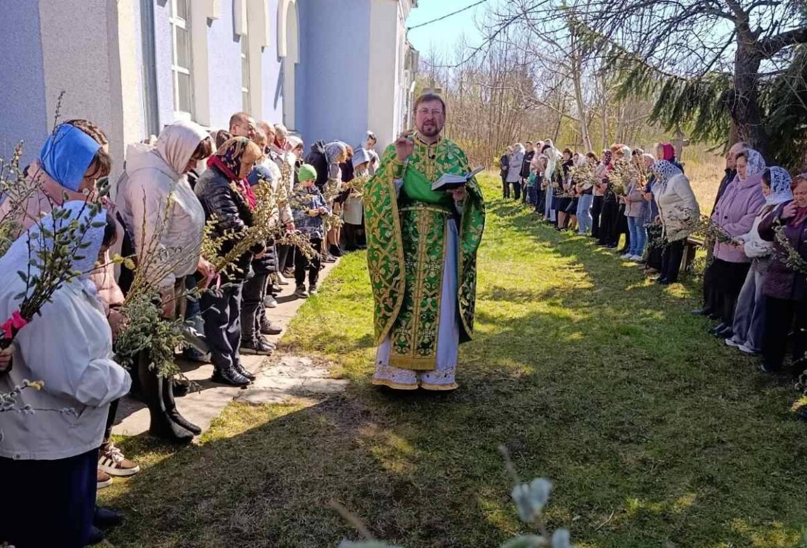 У Літині екскурсанти відзначали Вербну Неділю біля чудотворного джерела
