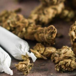 Торгував наркотиками.