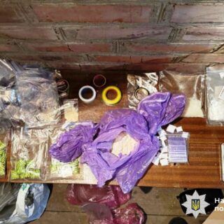 Розповсюджував наркотики.