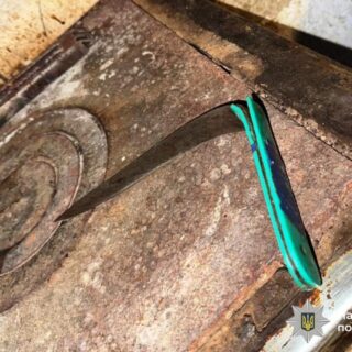 Вдарив ножем.