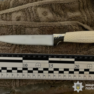 Поранив ножем.