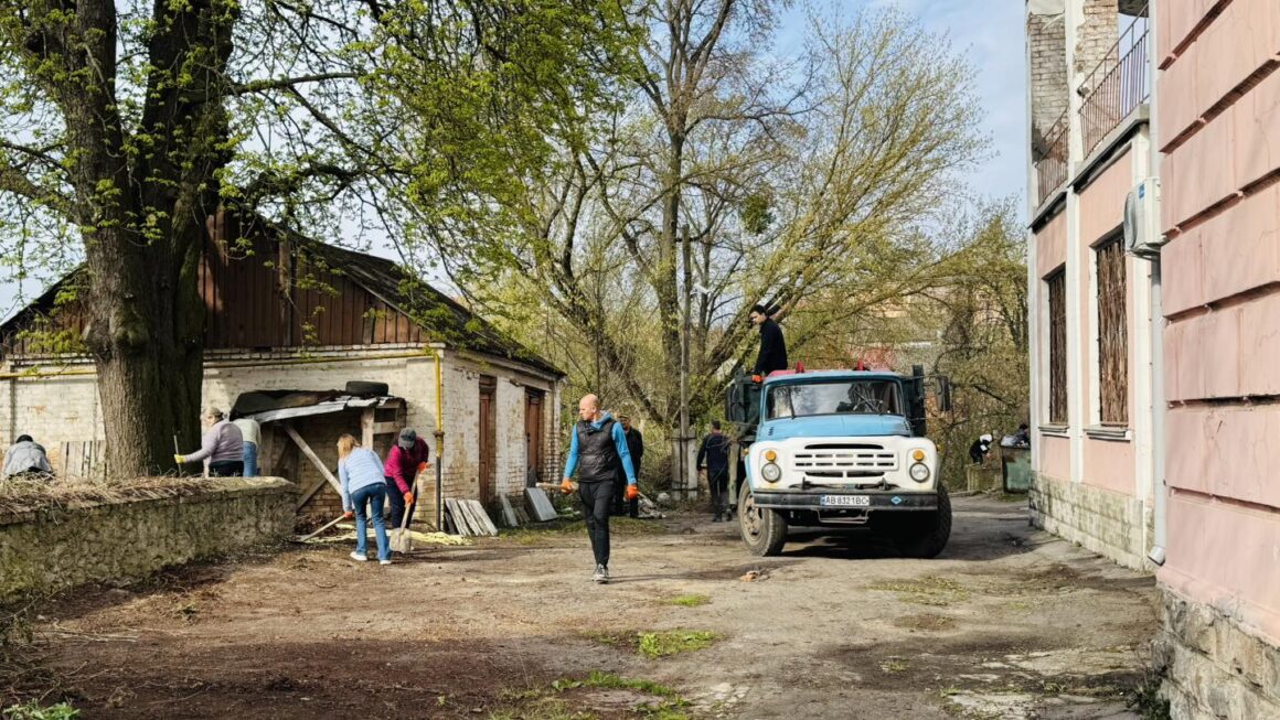Вінницькі архітектори та працівниками міських служб провели толоку біля старовинного особняка