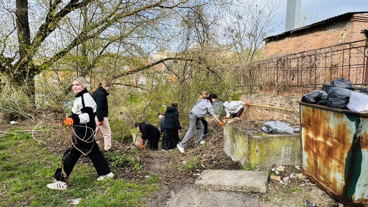 Вінницькі архітектори та працівниками міських служб провели толоку біля старовинного особняка