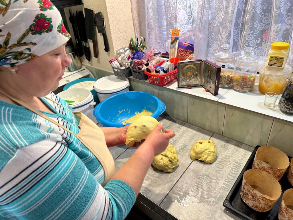 Понад тридцять років випікає паски жінка з Вінниччини