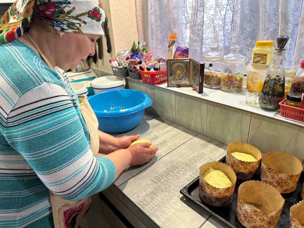 Понад тридцять років випікає паски жінка з Вінниччини