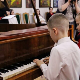 Підтримали піаністів.