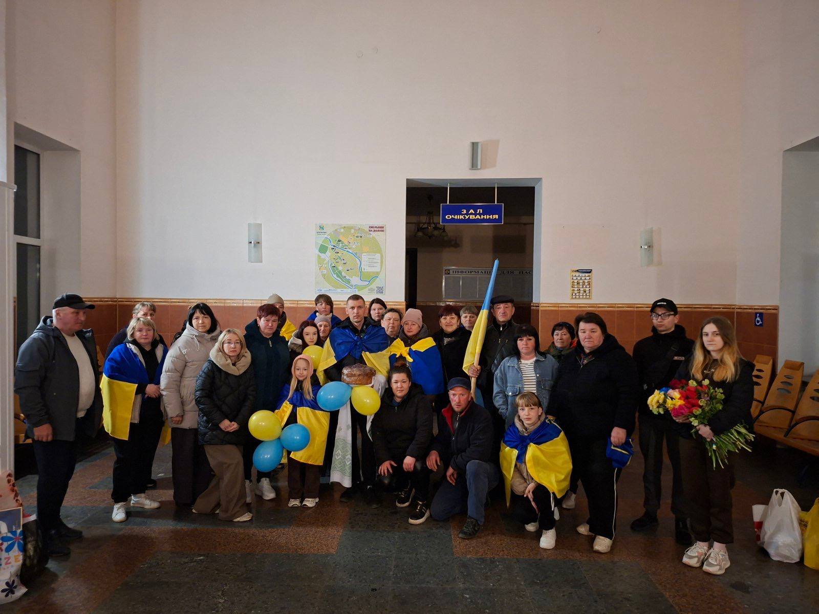 У Хмільнику всю ніч на вокзалі чекали земляка, якого повернули з полону