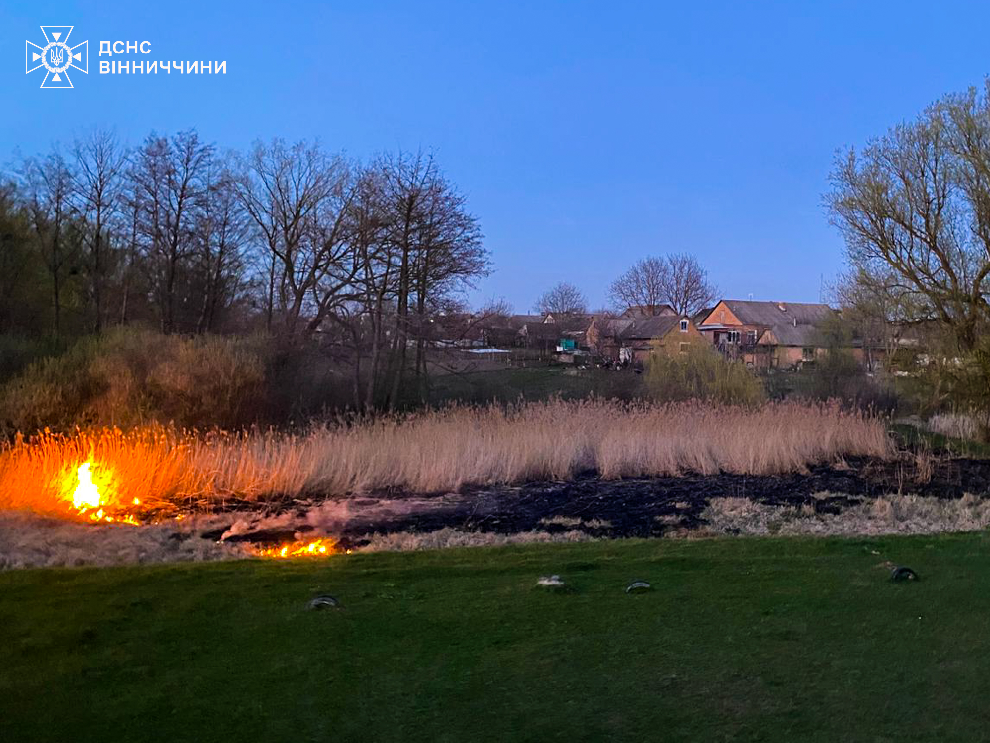 У Вінницькій області горіли будівлі, автомобіль та суха рослинність