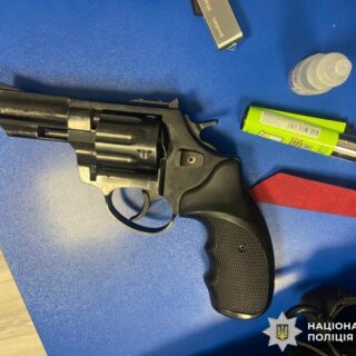 Стріляв з пневматичного револьвера.