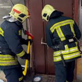 Відчиняли двері.