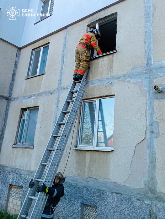 Щоб допомогти літній вінничанці, рятувальник влізли в квартиру через вікно