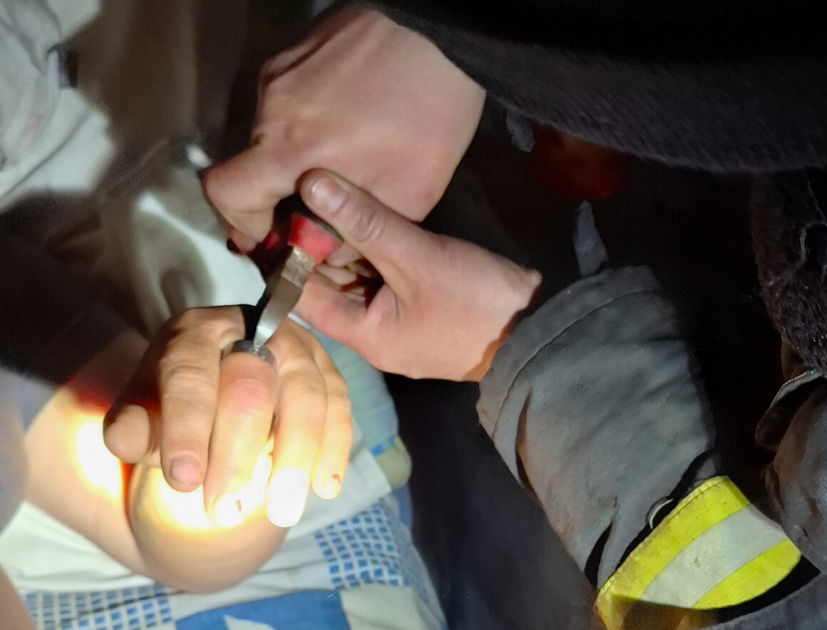 На Вінниччині жінка одягла замість обручки шайбу