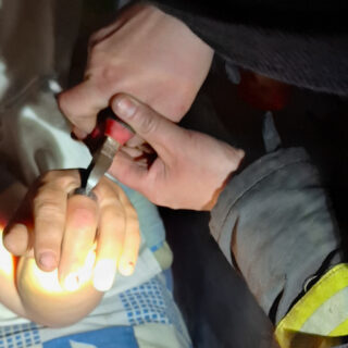 Допомагали жінці.