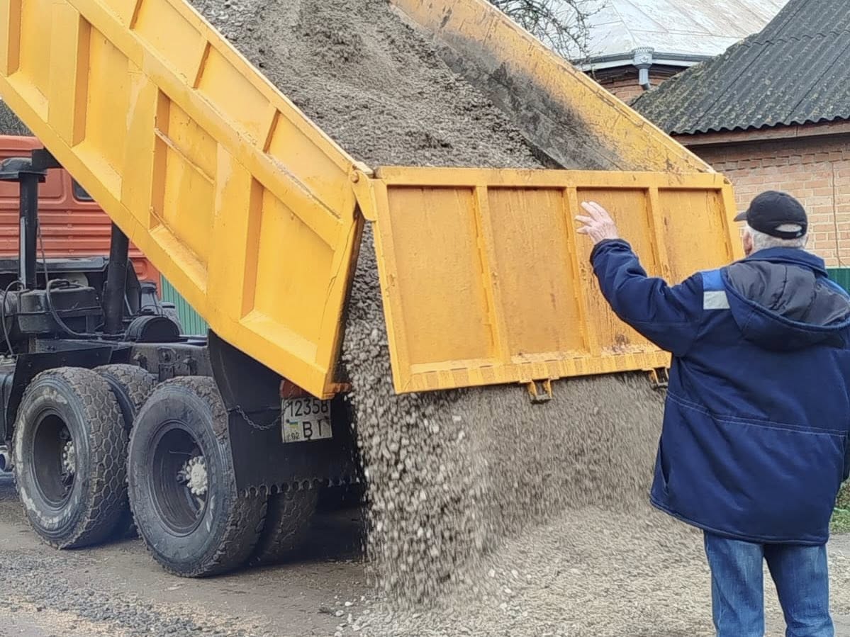 У приватному секторі Вінниці розпочали підсипати вулиці щебенем