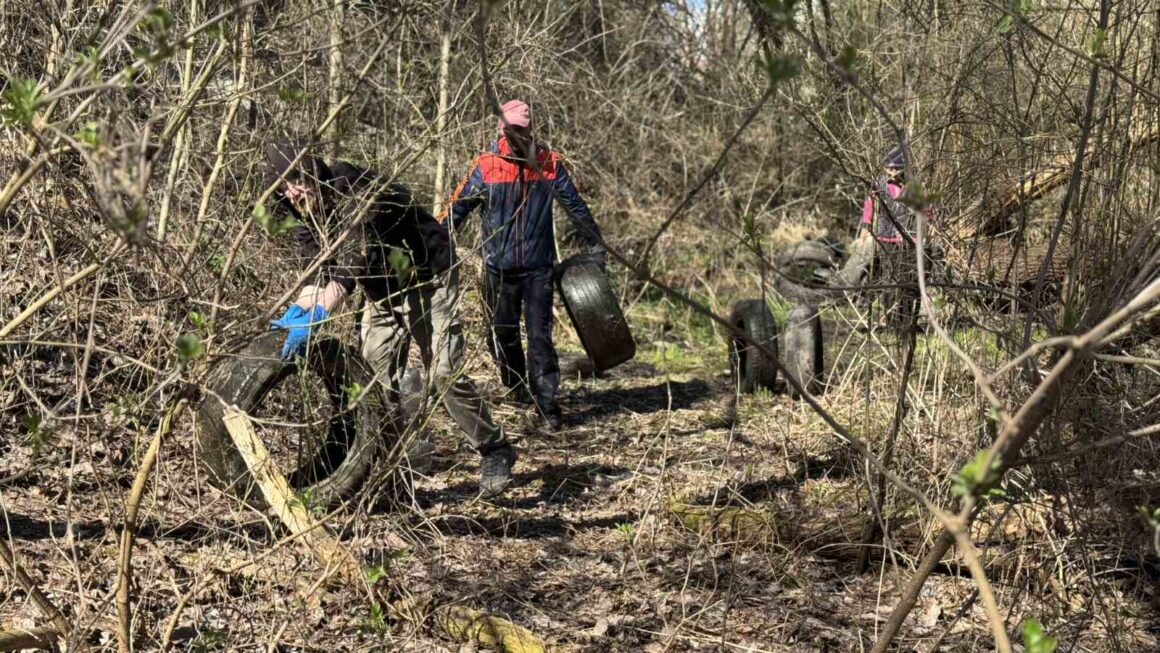 У Вінниці чистили русло малої річки Скельна