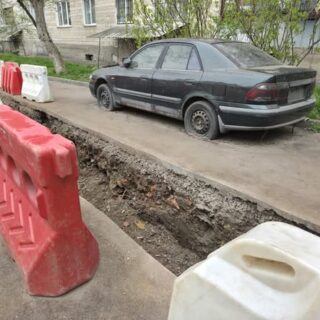 Автомобіль у дворі.