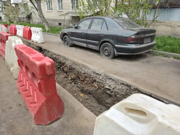 Вінницькі тепловики показали, як покинутий автомобіль ледь не перешкодив  проводити мережі