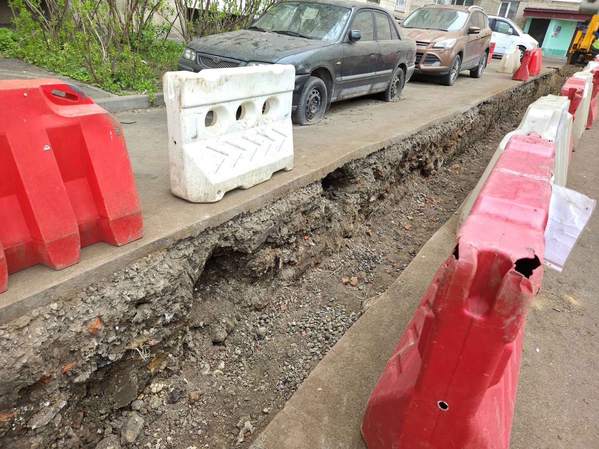 Вінницькі тепловики показали, як покинутий автомобіль ледь не перешкодив  проводити мережі