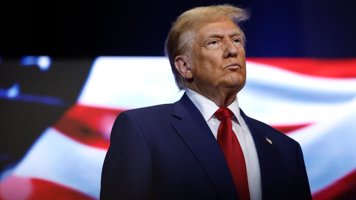 Трамп з лайкою пообіцяв завдати потужного удару по Ірану