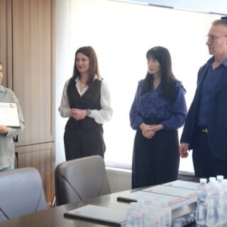 Вручили сертифікати.