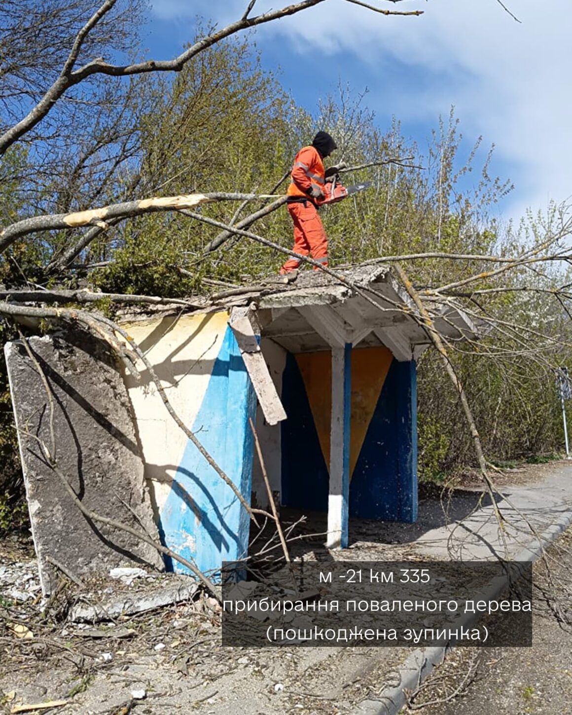 Сильний вітер та негода спричинила небезпечні ситуації на дорогах Вінниччини