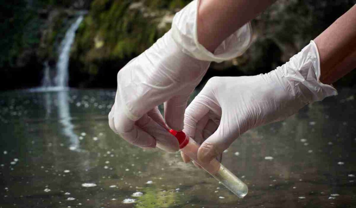 Вінничанам розказали про небезпеку нафтопродуктів, які забруднюють воду