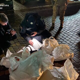 Вимагали гроші.