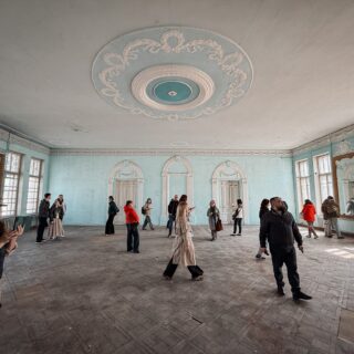 У Білій залі.