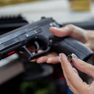 Чи варто давати зброю українцям.