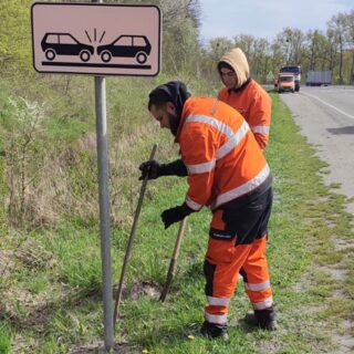 Відновлюють дорожні знаки.