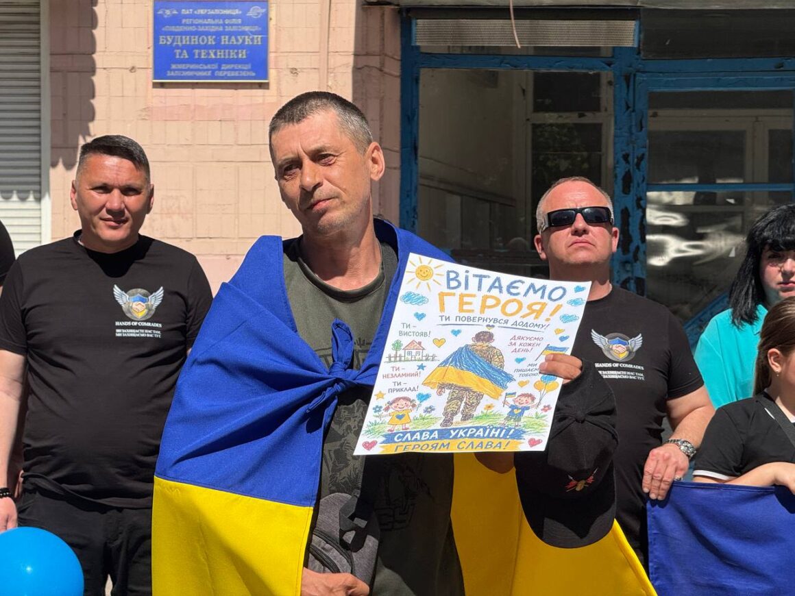 На Вінниччині військовий повернувся з полону і зняв свій портрет з Алеї Надії