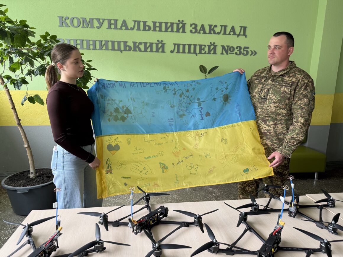 Вінницький ліцей №35 передав на фронт дрони та генератори
