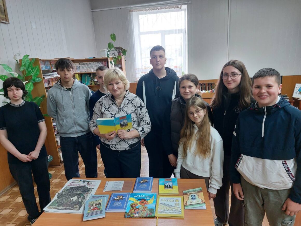 У Погребищі бібліотеки та ліцеї поповнили літературою історичної й патріотичної тематики