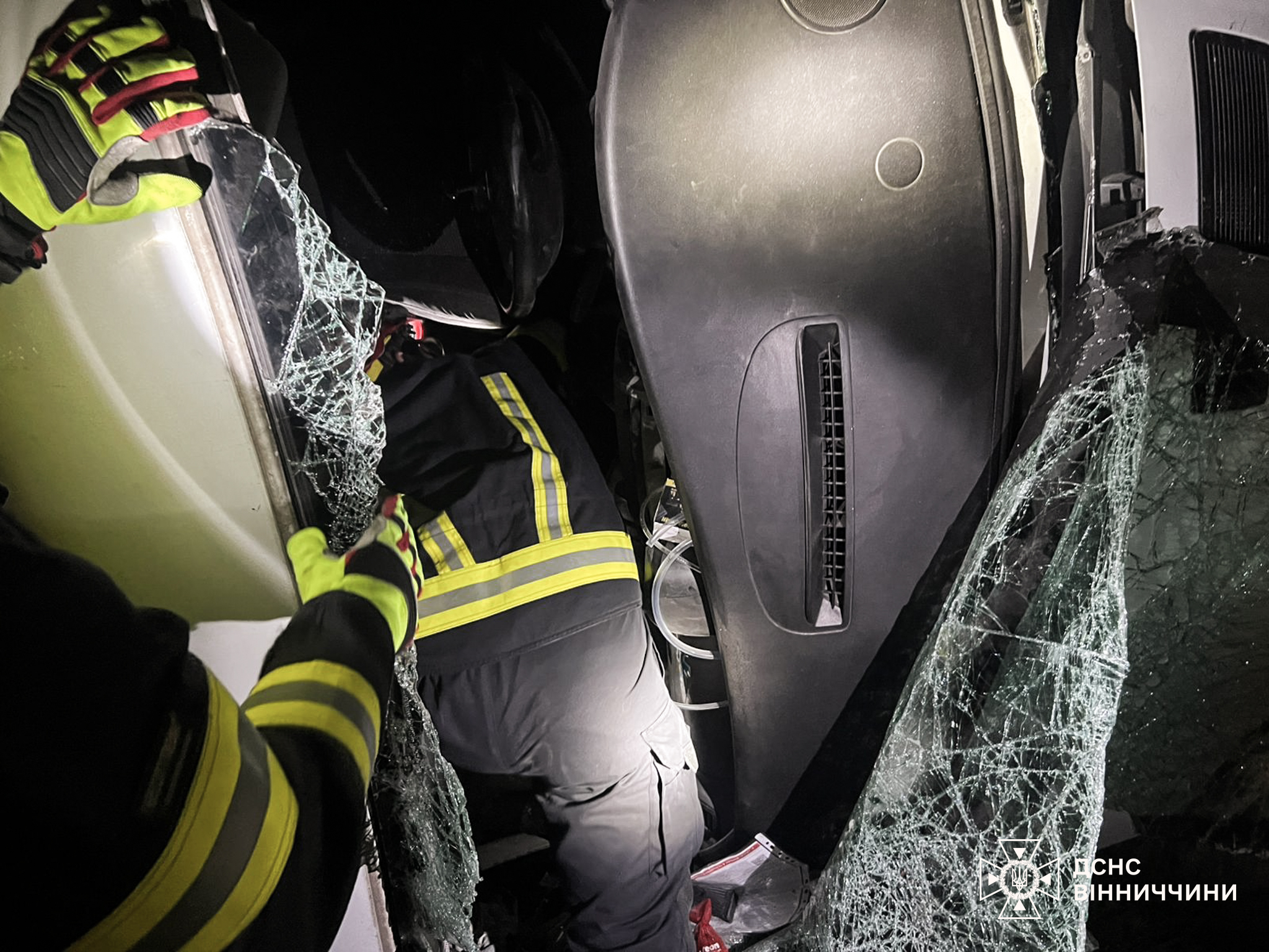 Вінницькі рятувальники надавали допомогу під час двох ДТП